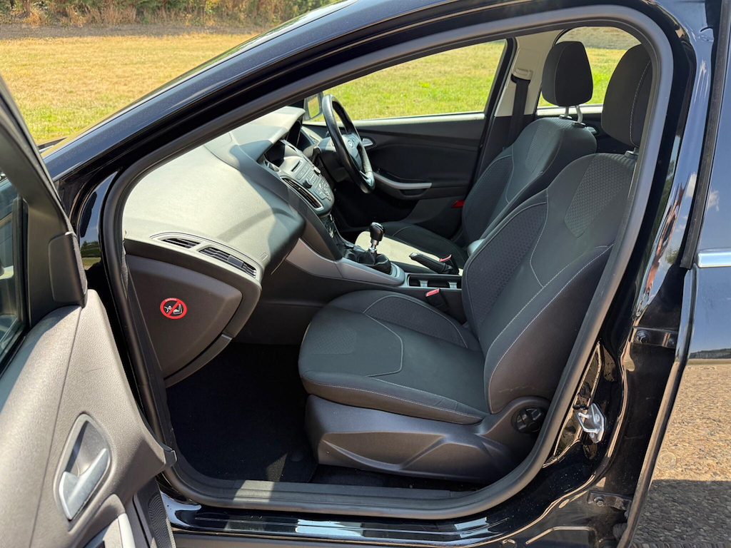 Ford Focus 1.0 Ecoboost 125 Zetec Hatchback Grey #16