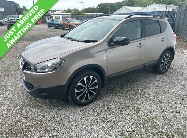 Nissan Qashqai 1.6 360 5-Door Hatchback Red #1