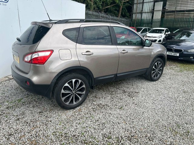 Nissan Qashqai 1.6 360 5-Door Hatchback Red #2