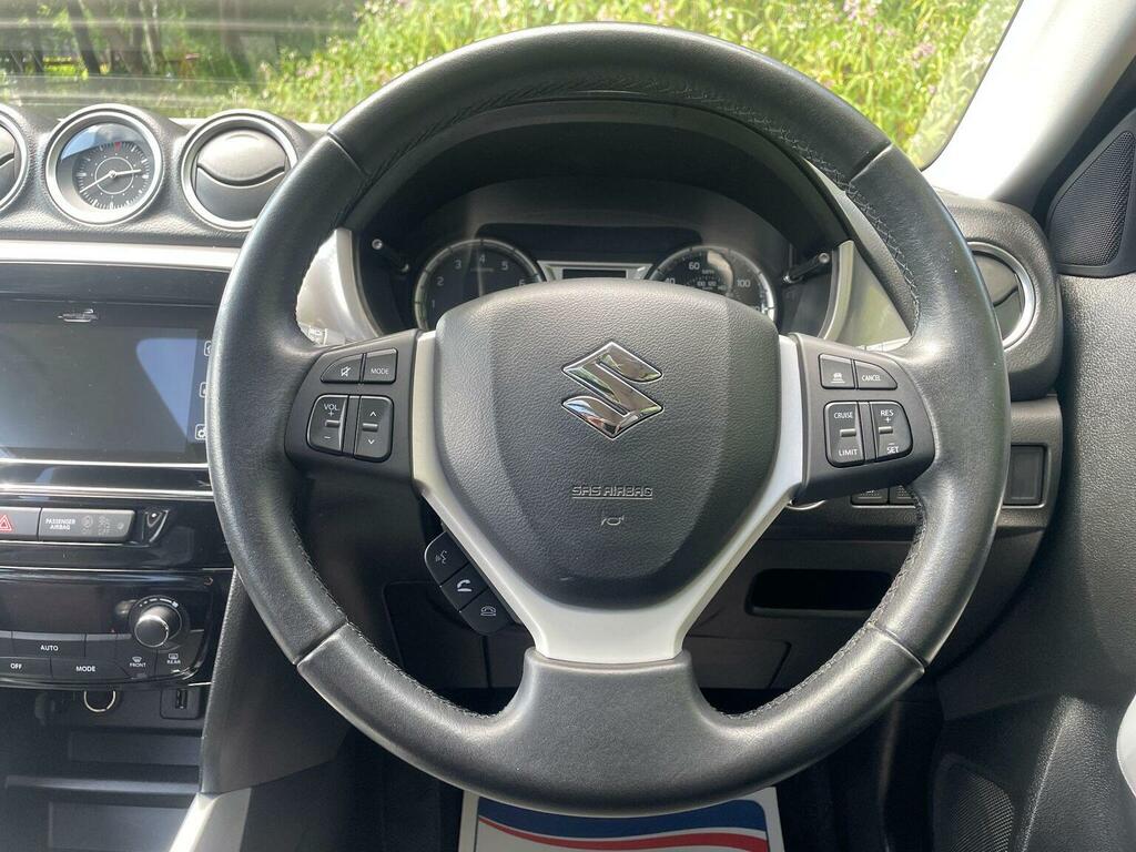 Suzuki Vitara Hatchback Red #9