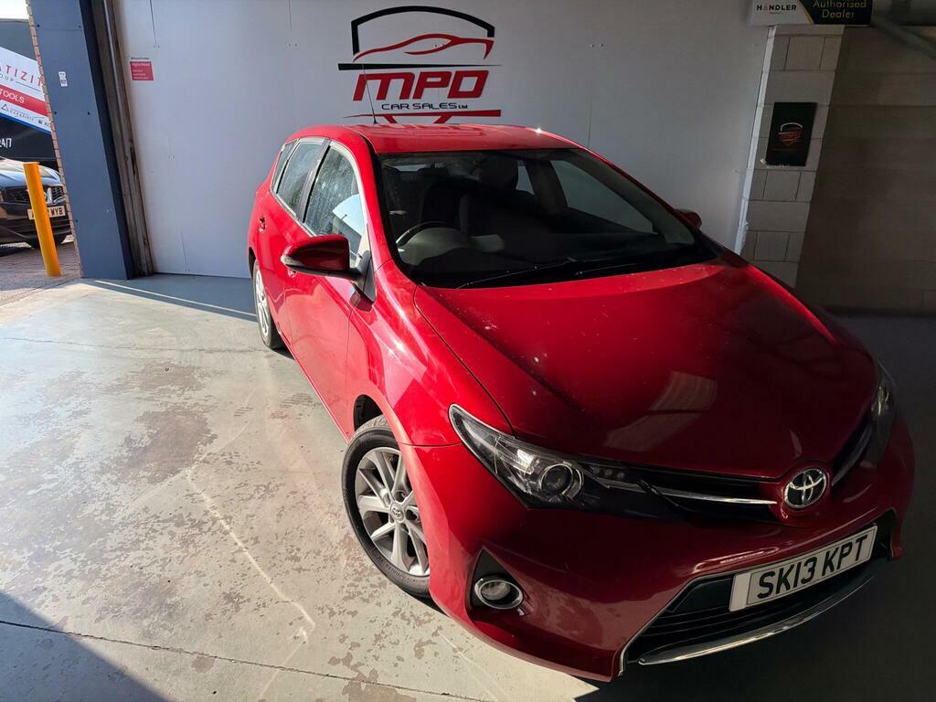 Toyota Auris 1.33 Dual Vvt-i Icon Hatchback Red