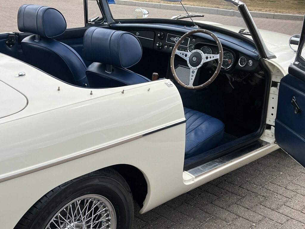 MG MGB Convertible White #2