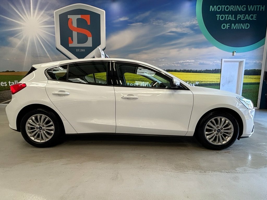 Ford Focus 1L Titanium NJ68KXX White #4