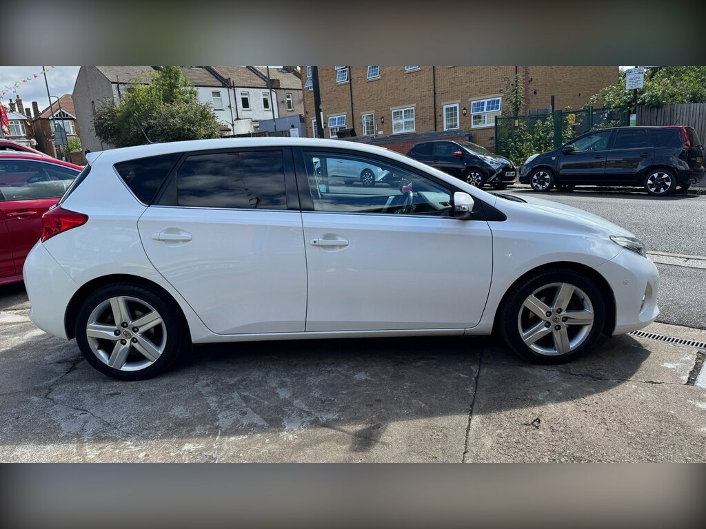 Toyota Auris 1.6 V-matic Excel Hatchback Multidrive White #4
