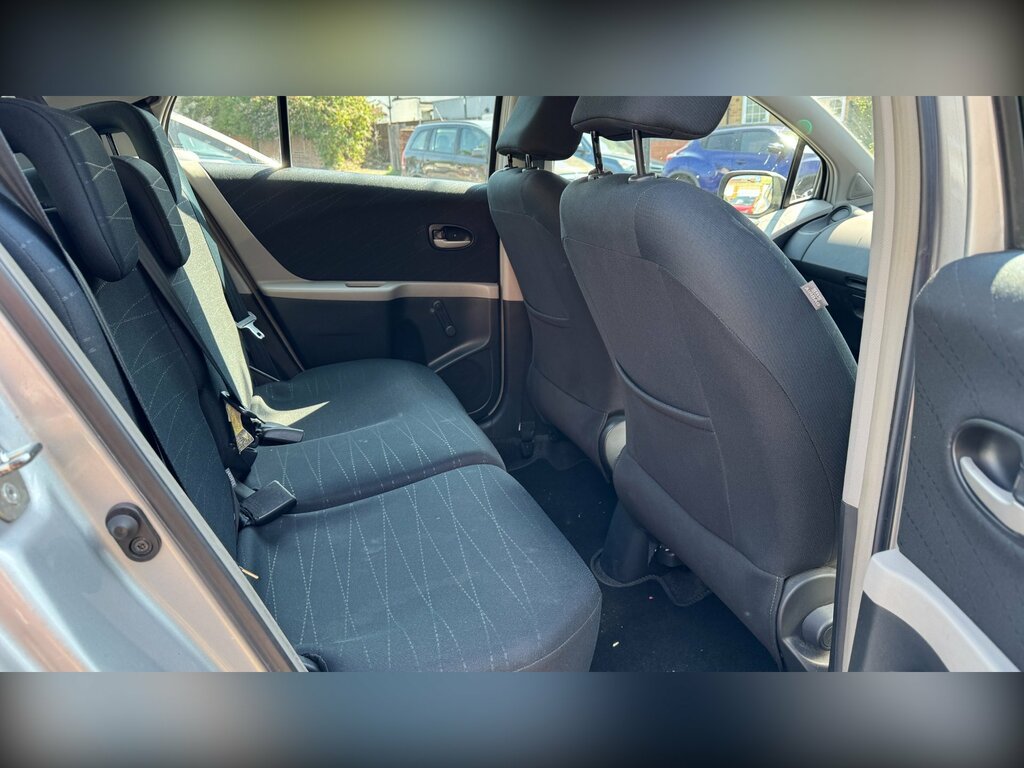 Toyota Yaris 1.3 Vvt-i Zinc Silver #9