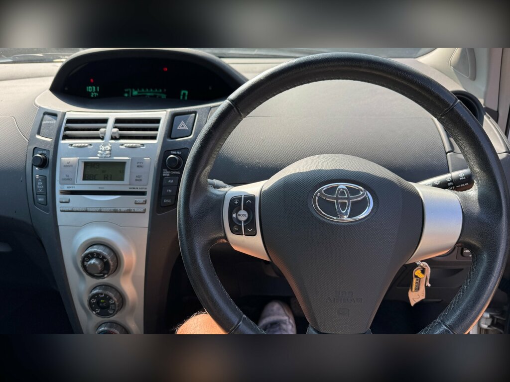 Toyota Yaris 1.3 Vvt-i Zinc Silver #3