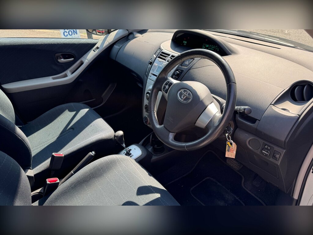Toyota Yaris 1.3 Vvt-i Zinc Silver #8