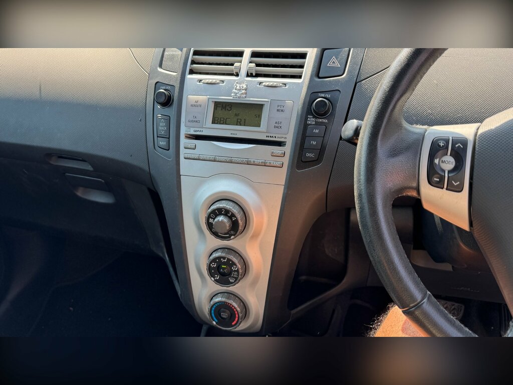 Toyota Yaris 1.3 Vvt-i Zinc Silver #6