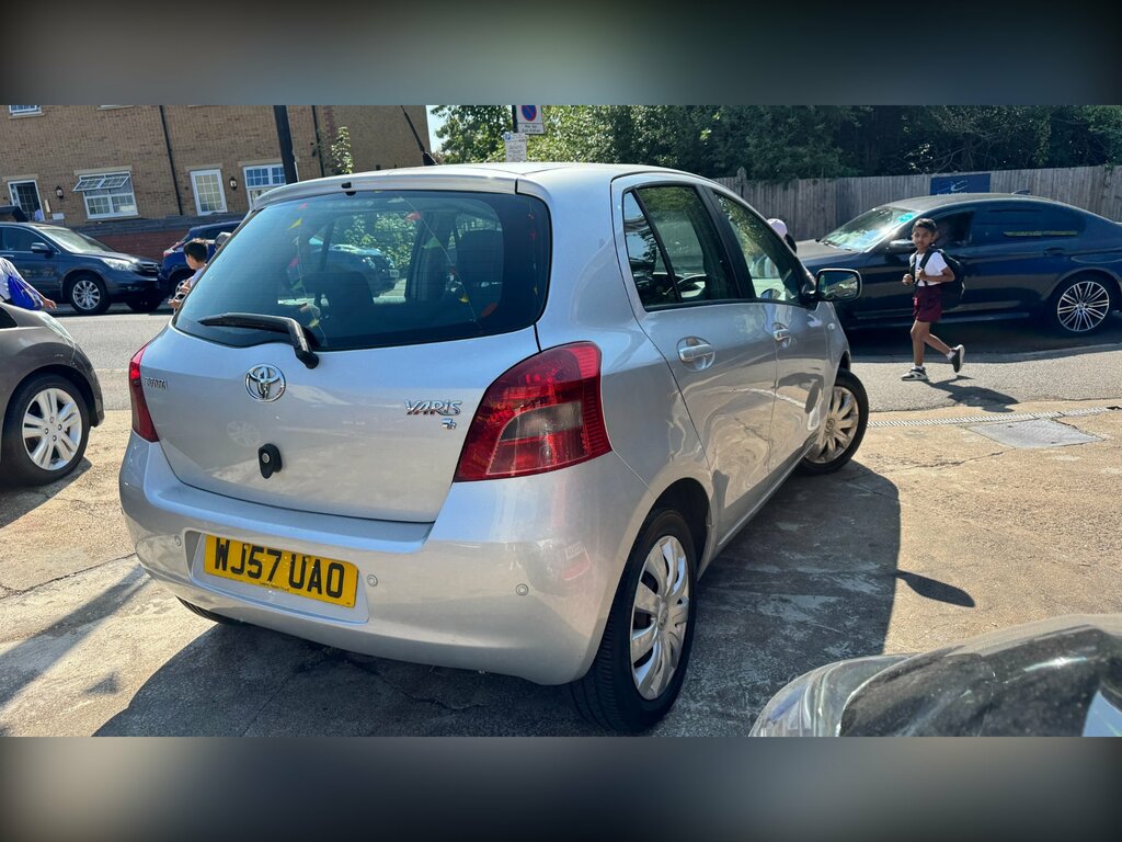 Toyota Yaris 1.3 Vvt-i Zinc Silver #2