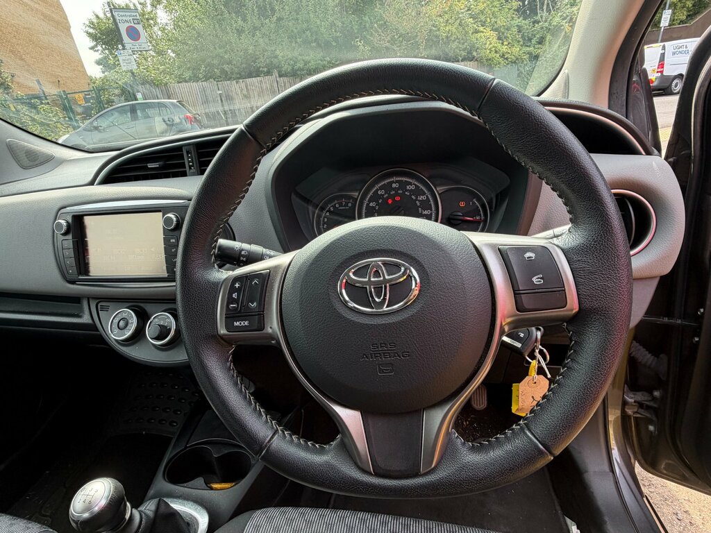 Toyota Yaris Hatchback Red #8