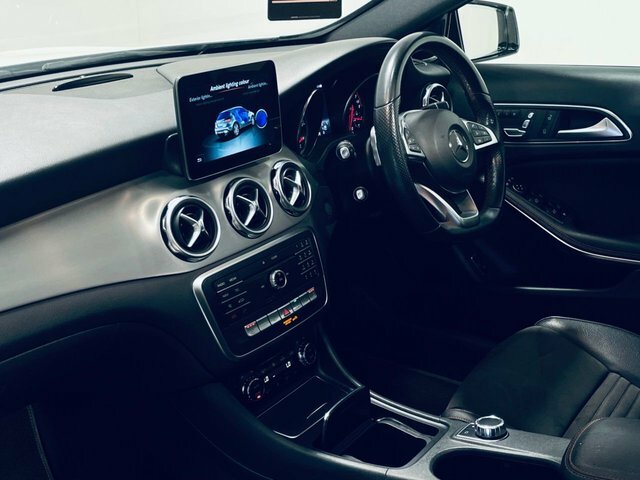 Mercedes-Benz GLA Class Gla200 Amg Line Premium Black #4