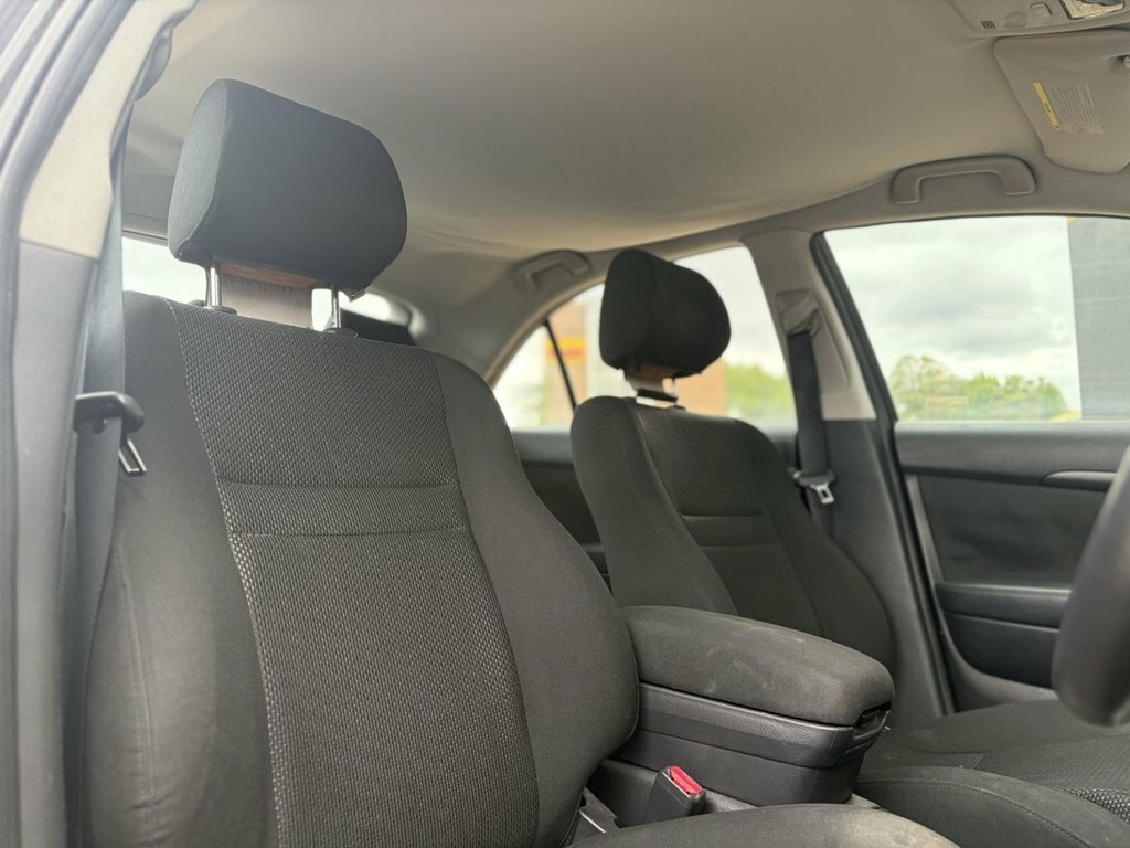 Toyota Avensis Hatchback Silver #11