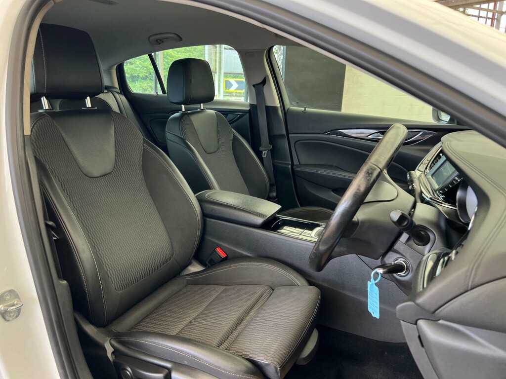 Vauxhall Insignia Hatchback White #6