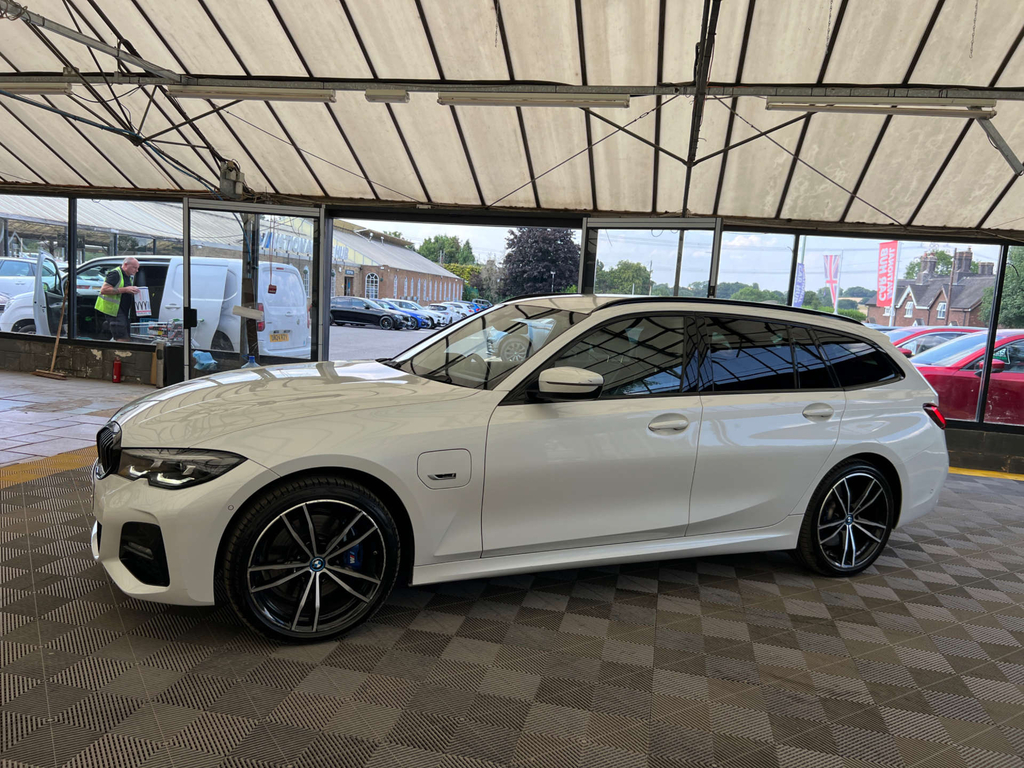 BMW 3 Series Estate GU22YKW White #3