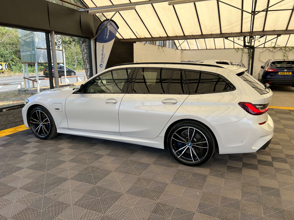 BMW 3 Series Estate GU22YKW White #4