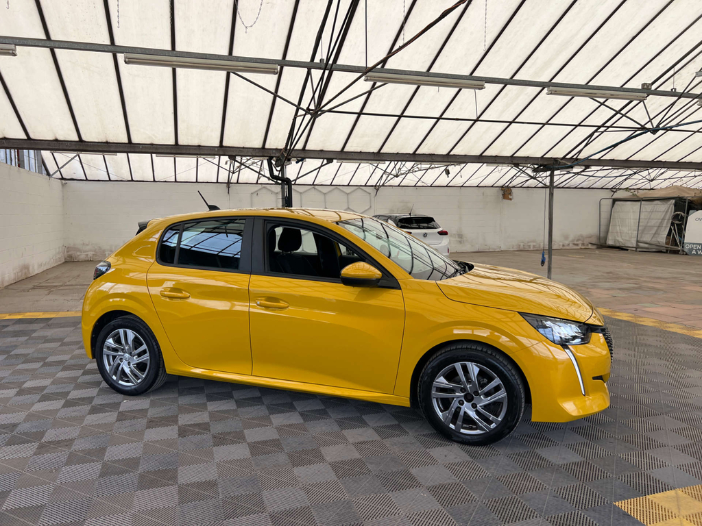 Peugeot 208 Puretech Allure Premium Ss Black #1