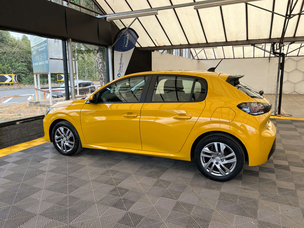 Peugeot 208 Puretech Allure Premium Ss Black #3