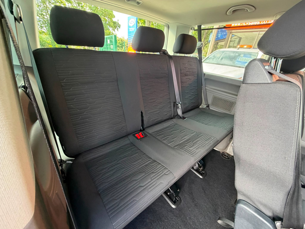 Volkswagen Transporter Shuttle 2.0 Tdi 150Ps Se Minibus Dsg Silver #19