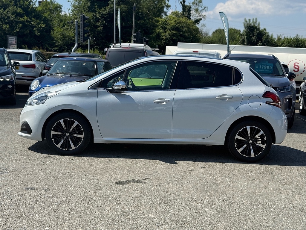 Peugeot 208 Puretech Allure Premium WR18RYG White #4