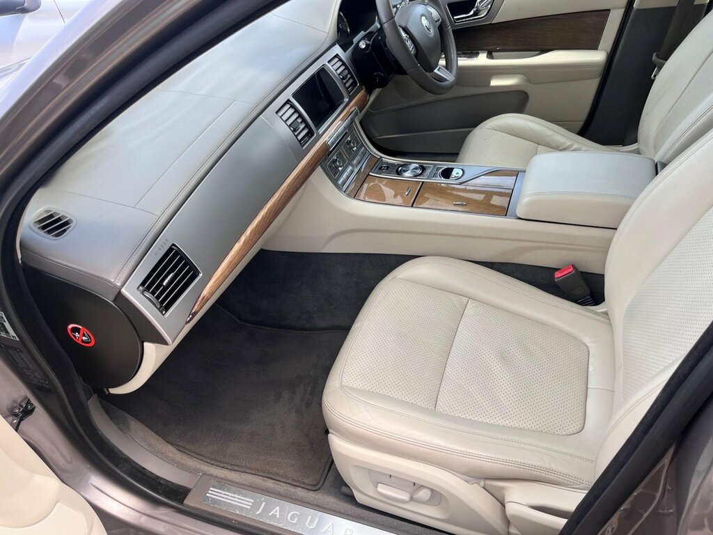 Jaguar XF 3.0D V6 Luxury Saloon Euro 5 240 Silver #25