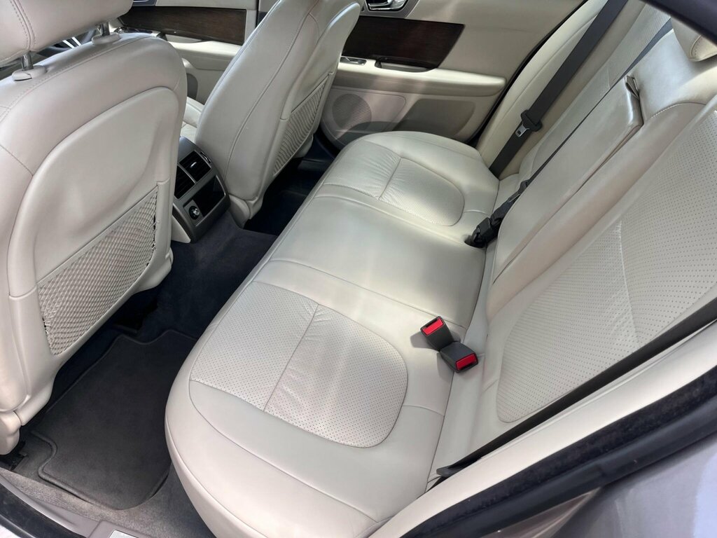 Jaguar XF 3.0D V6 Luxury Saloon Euro 5 240 Silver #13