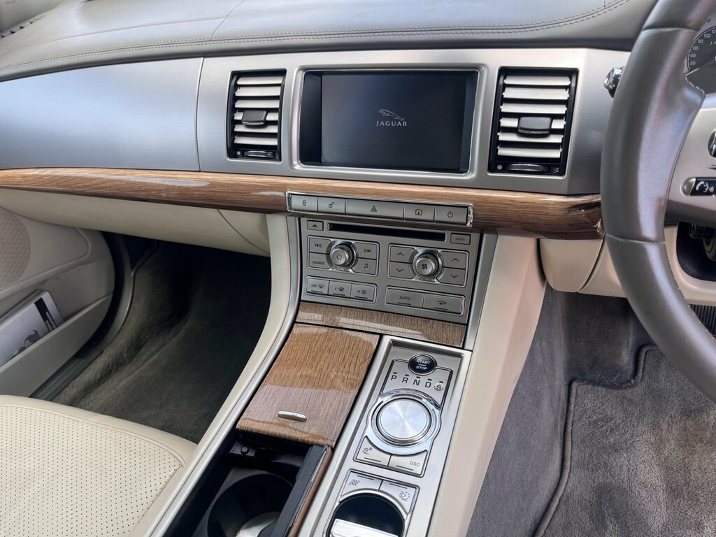 Jaguar XF 3.0D V6 Luxury Saloon Euro 5 240 Silver #11