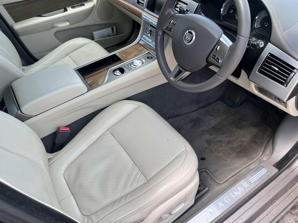 Jaguar XF 3.0D V6 Luxury Saloon Euro 5 240 Silver #12
