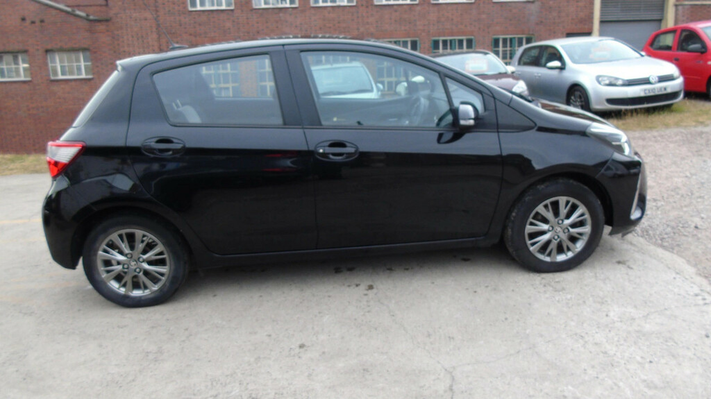 Toyota Yaris 1.5 Vvt-i Icon Hatchback YA17FOM Black #4