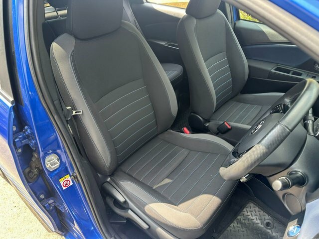 Toyota Yaris 1.5 Vvt-h Blue Bi-tone Hatchback Hybrid Blue #3