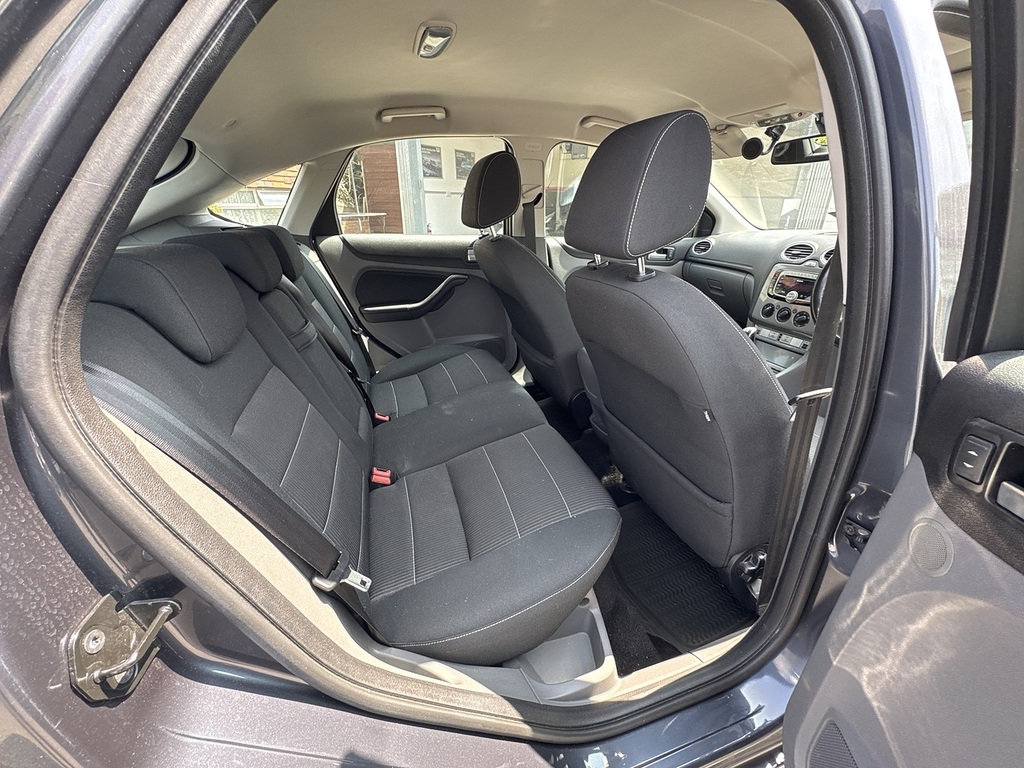 Ford Focus Hatchback 1.6 Zetec 201010 Black #17
