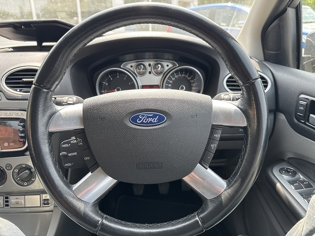 Ford Focus Hatchback 1.6 Zetec 201010 Black #6