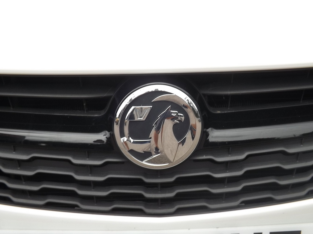 Vauxhall Corsa I Ecotec Griffin White #5