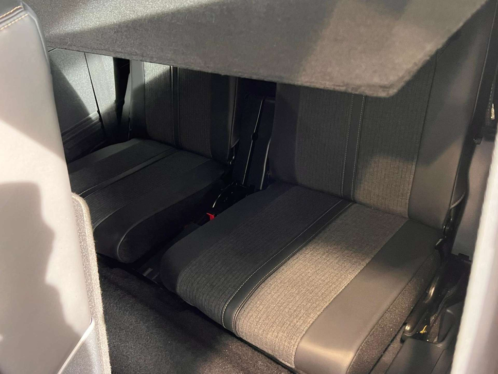 Peugeot 5008 Active Black #22