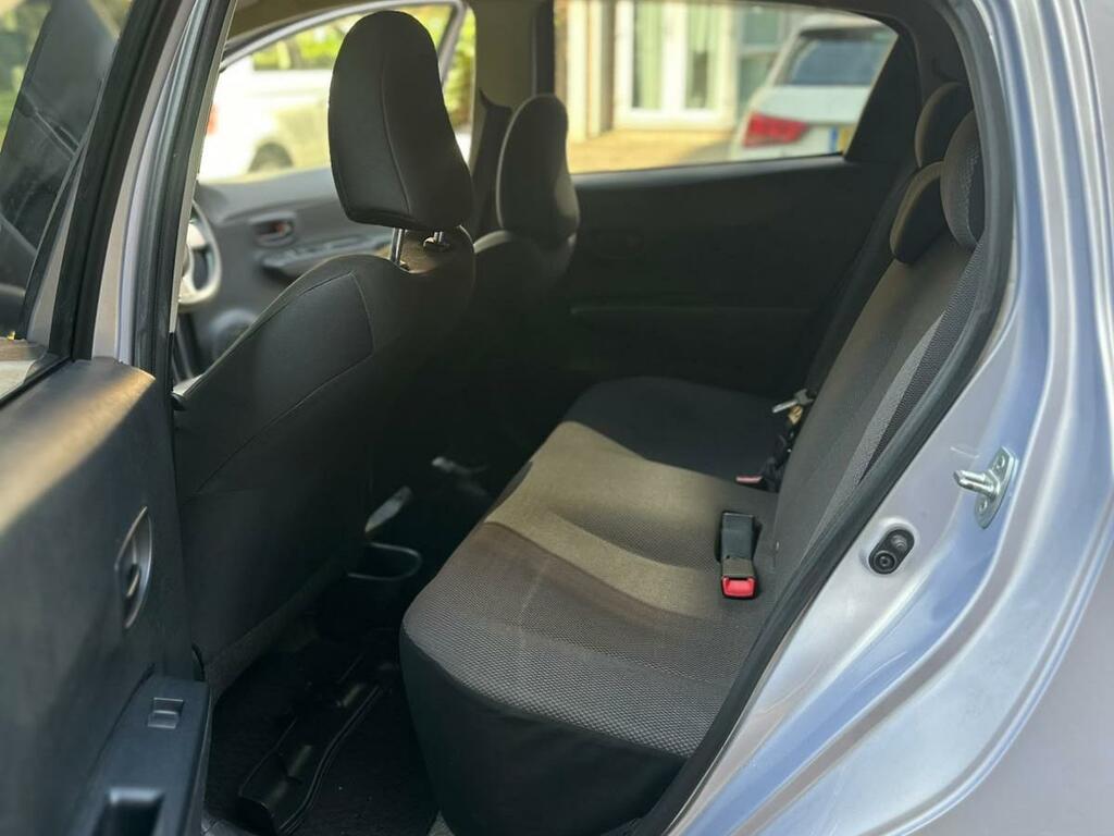 Toyota Yaris Hatchback Silver #8