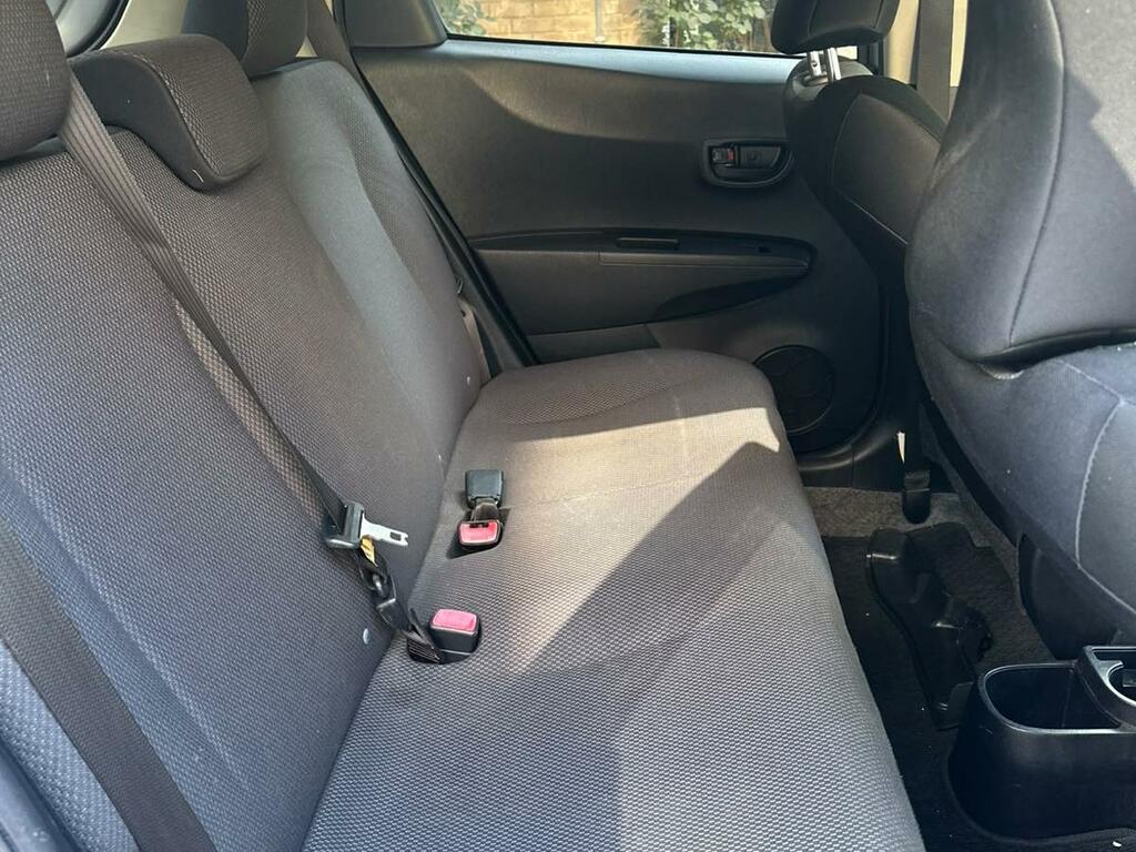 Toyota Yaris Hatchback Silver #10
