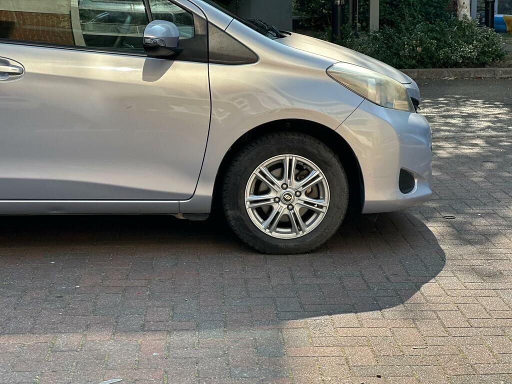 Toyota Yaris Icon Silver #5