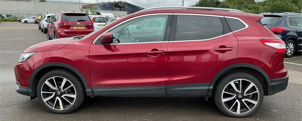 Nissan Qashqai 1.5 Dci Tekna Panroof Nav 20 Tax Ulez VO65NZJ Red #6