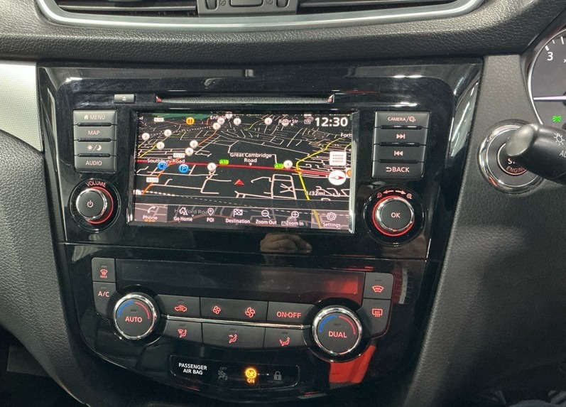 Nissan Qashqai 1.3 Dig-t Tekna Panroof Nav Camera B Red #4
