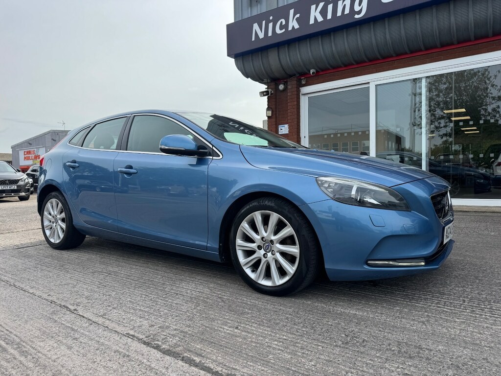 Volvo V40 D2 Se Lux 11 Services 20 Tax 83 Mpg L Blue