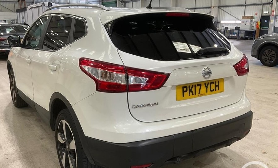 Nissan Qashqai 1.2 Dig-t N-connecta Panroof 8 Services White