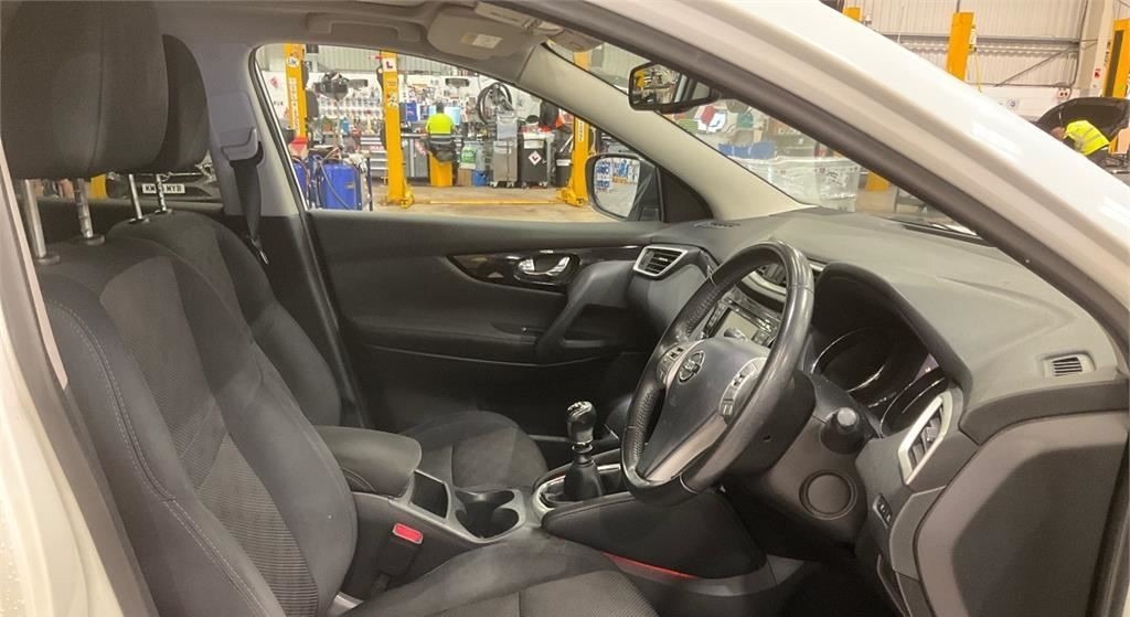 Nissan Qashqai 1.2 Dig-t N-connecta Panroof 8 Services White #2