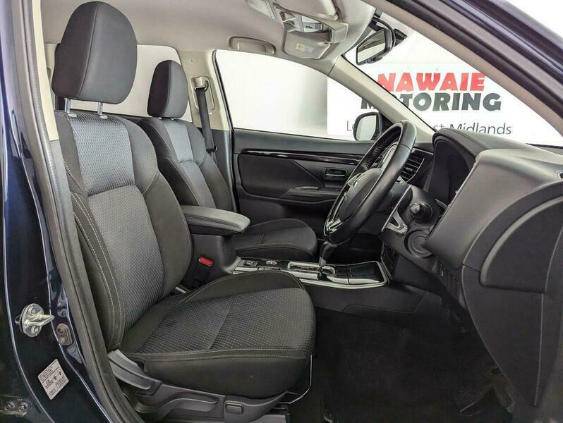 Mitsubishi Outlander 2.4H Twinmotor 13.8Kwh Design Suv Plug- Grey #44