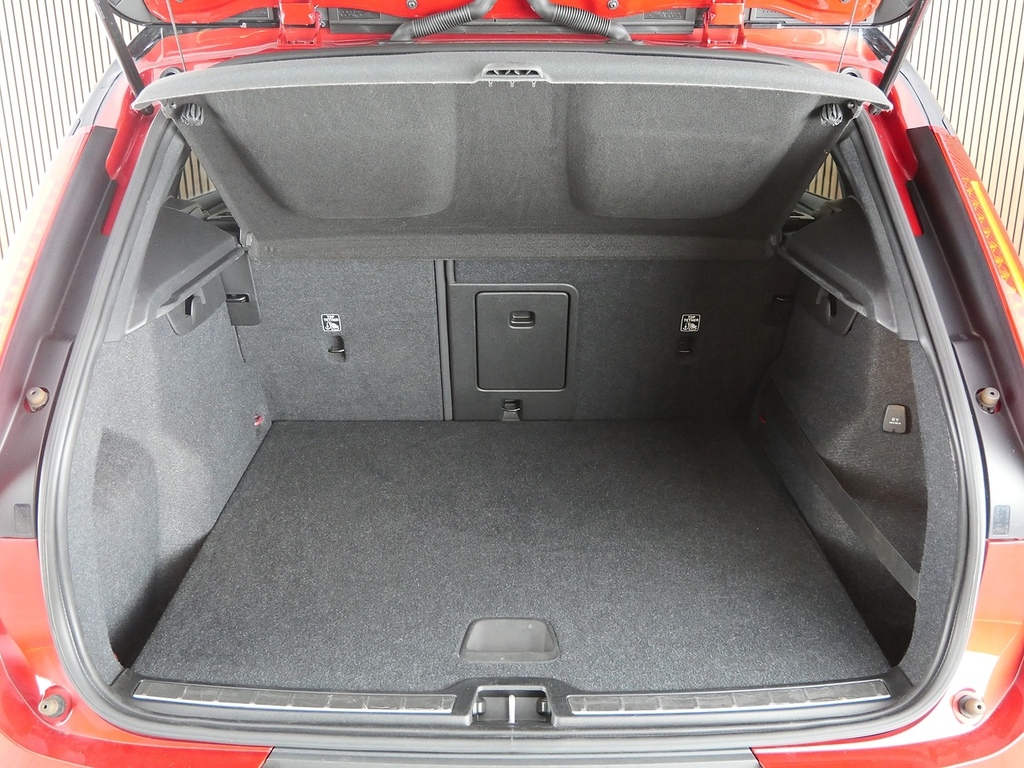 Volvo XC40 2.0 T5 R Design Pro Awd Geartronic Estate Red #37