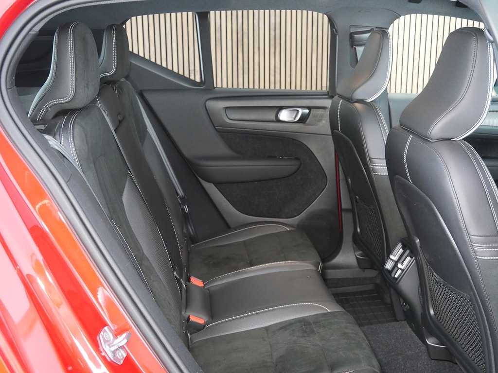 Volvo XC40 2.0 T5 R Design Pro Awd Geartronic Estate Red #24