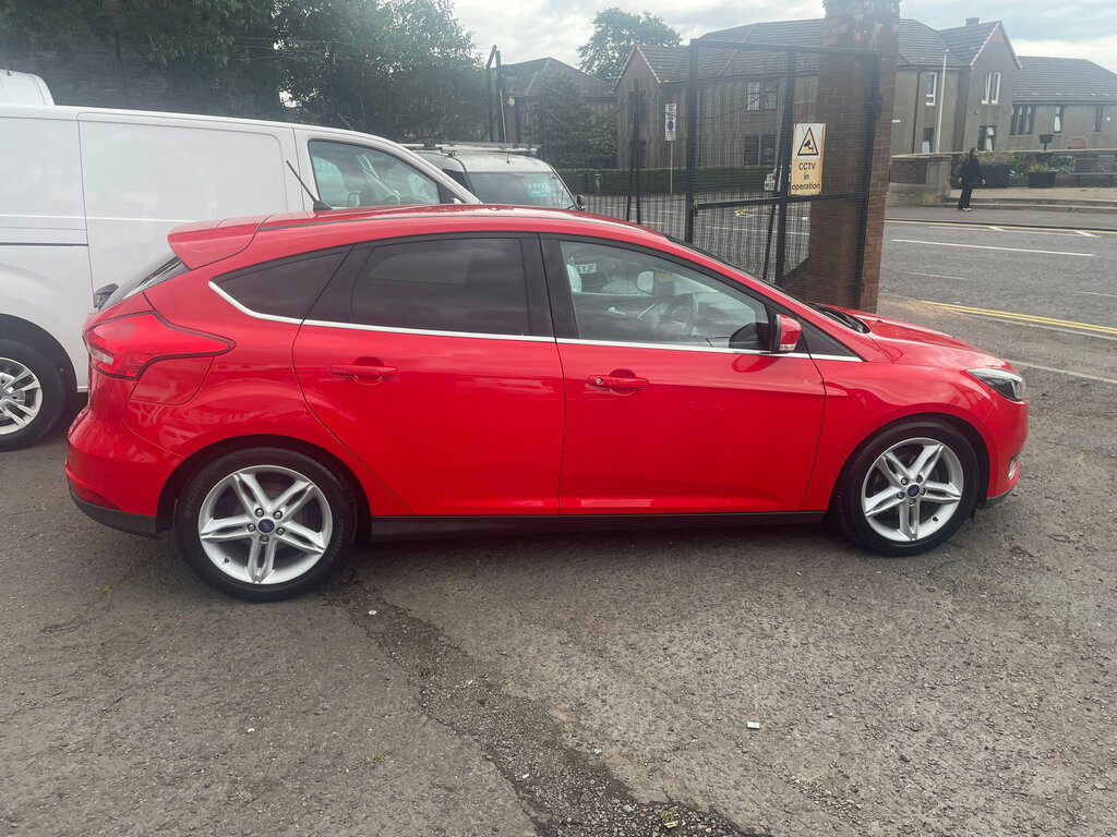 Ford Focus 1.0T Ecoboost Titanium Hatchback Red #3