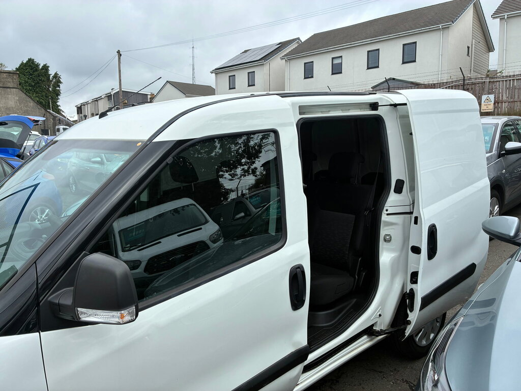 Vauxhall Combo Diesel White #5