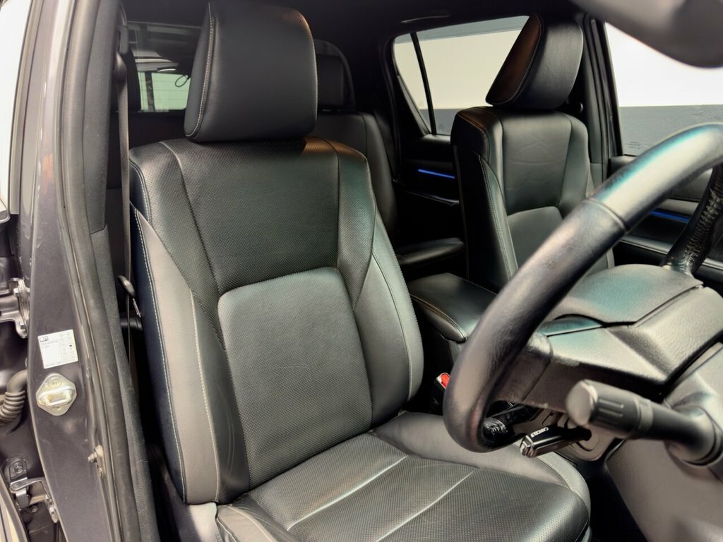 Toyota HILUX 2.8L Invincible X Grey #4