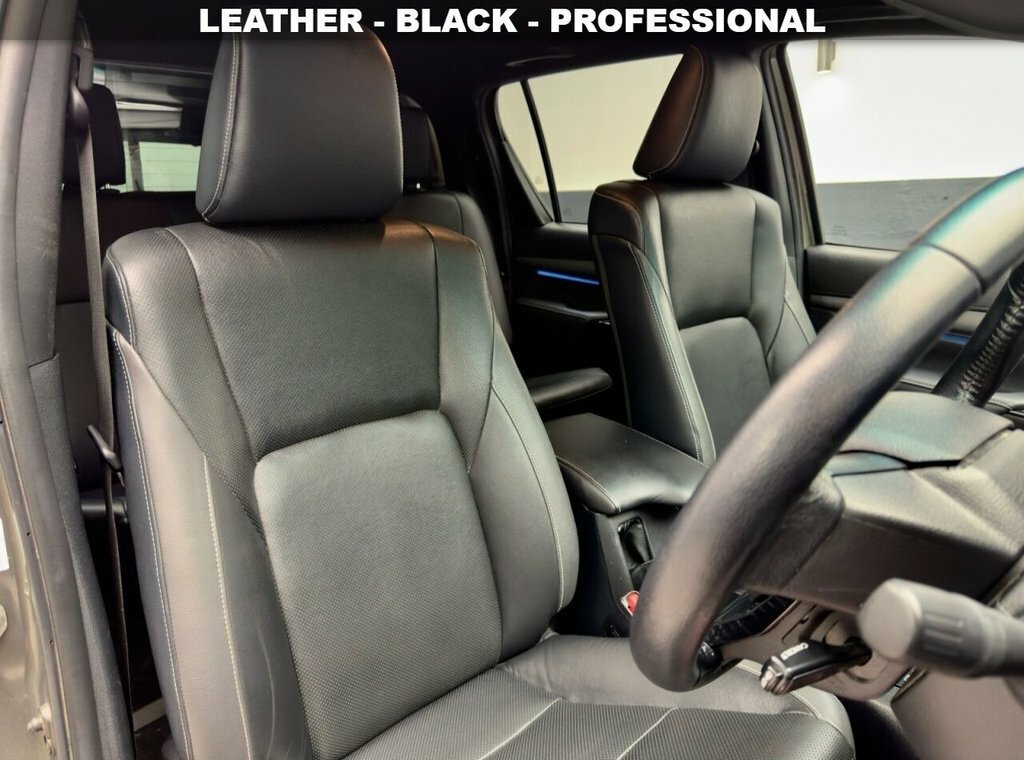 Toyota HILUX 2.8L Invincible X VO23UWM Brown #4
