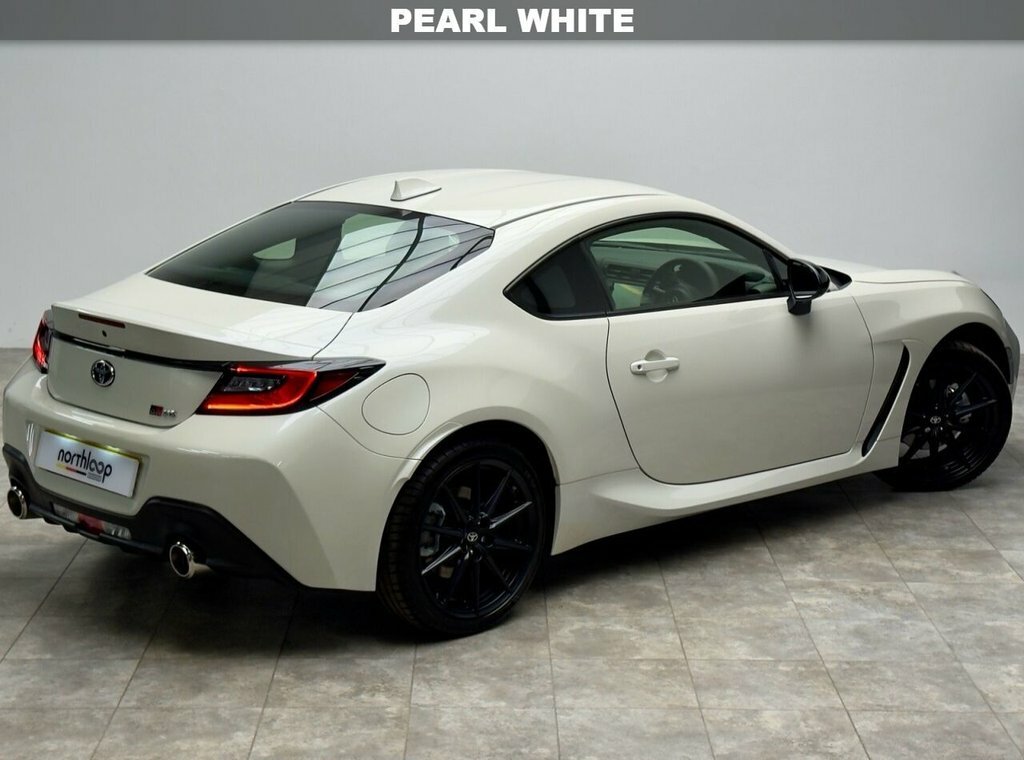 Toyota GR86 Coupe White #2