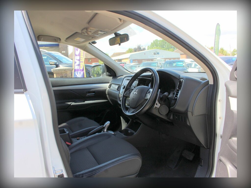 Mitsubishi Outlander 2.0H 12Kwh Gx3h Suv Plug-in Hybrid Cvt White #4